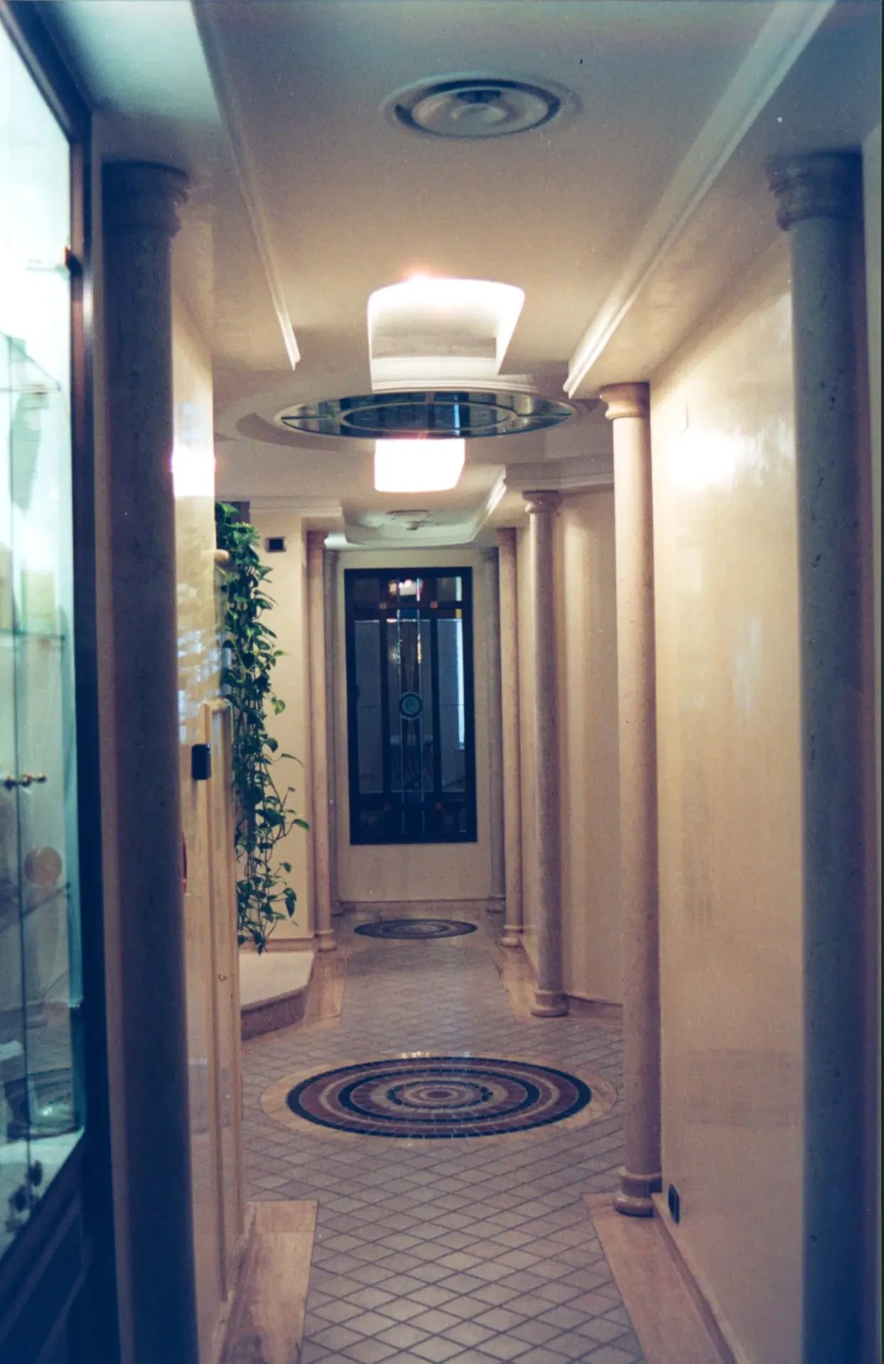 Area wellness con roccia e lama d'acqua – Hotel Vesuvio, Napoli (3)