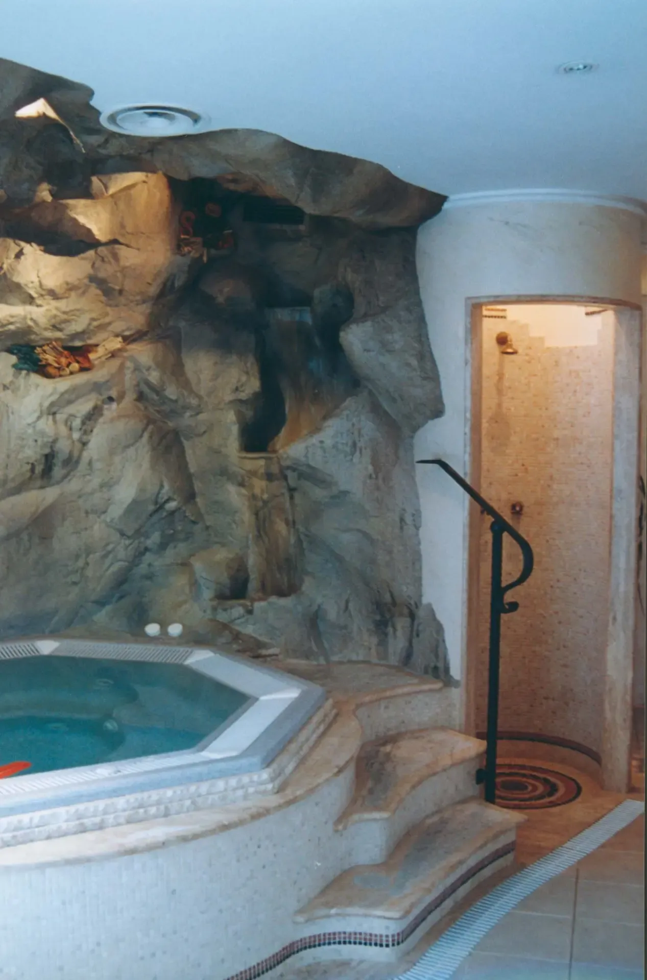 Area wellness con roccia e lama d'acqua – Hotel Vesuvio, Napoli (5)