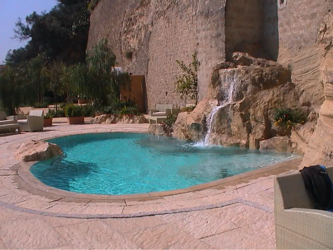 Cascata per piscina in roccia artificiale – Hotel San Francesco al Monte, Napoli (3)