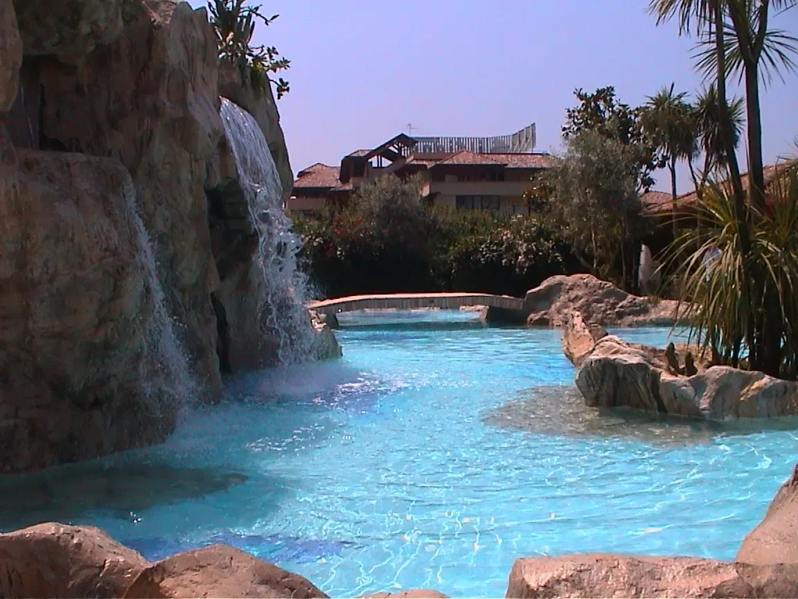 Cascata per piscina in roccia artificiale – Hotel Le Cascate, Napoli (3)