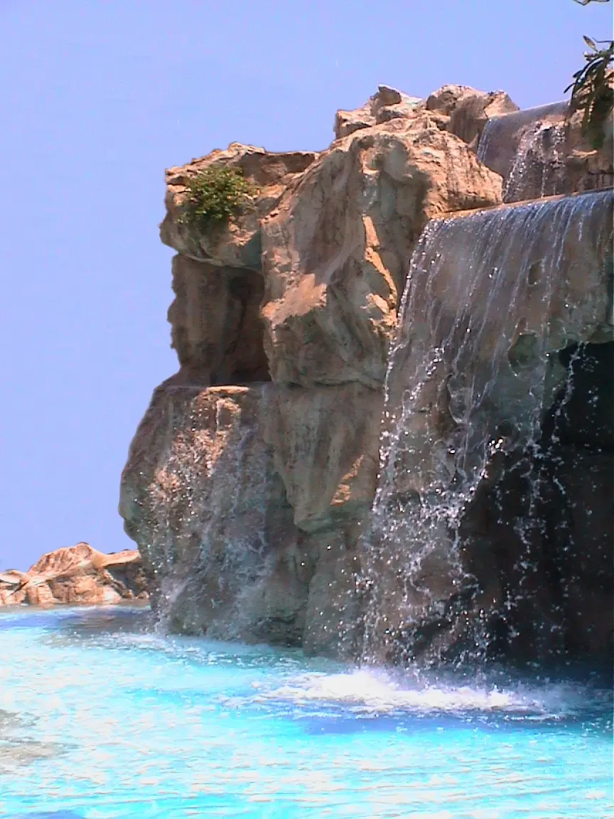 Cascata per piscina in roccia artificiale – Hotel Le Cascate, Napoli (2)