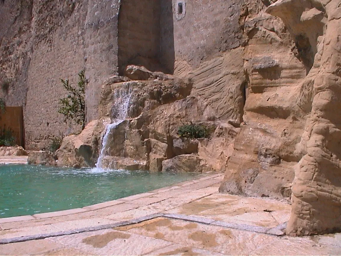 Cascata per piscina in roccia artificiale – Hotel San Francesco al Monte, Napoli (2)